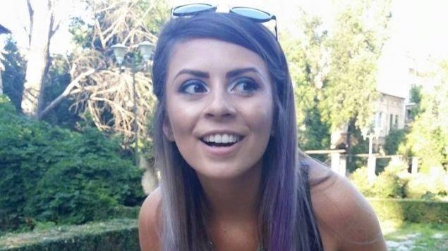 COLECTIV. Mama lui Alexis Matache a recuperat rucsacul fiicei ei. Nu se mai poate opri din plâns