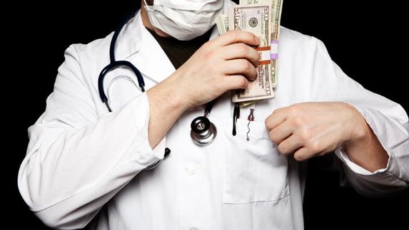 Medic chirurg, reținut pentru luare de mită. Câți bani a cerut familiei unui bătrân bolnav