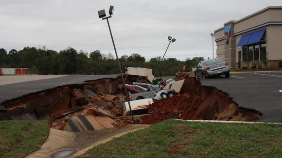 Parcarea unui restaurant a "înghiţit" 12 maşini. Imagini fabuloase