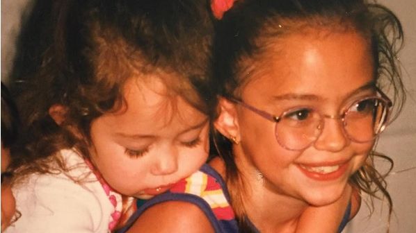 O cunoscută vedetă a publicat pe Internet această poză din copilărie. O recunoşti?