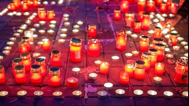 Aproximativ 200 de persoane, în marş către Clubul Colectiv