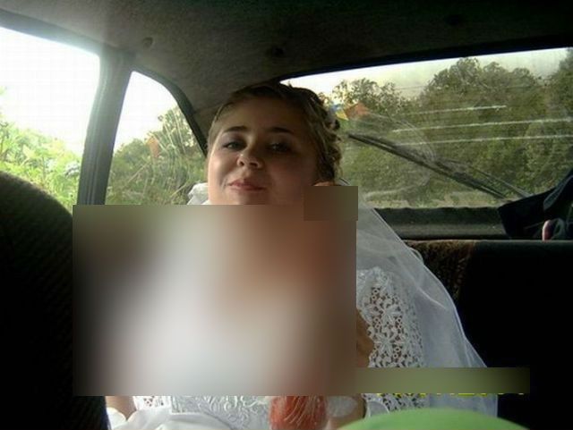 Invitații au rămas cu gura căscată. Ce ține această mireasă în mână. E real?