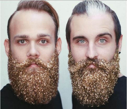 Cea mai nouă modă printre bărbați, înainte de Crăciun. Facebook-ul e uimit