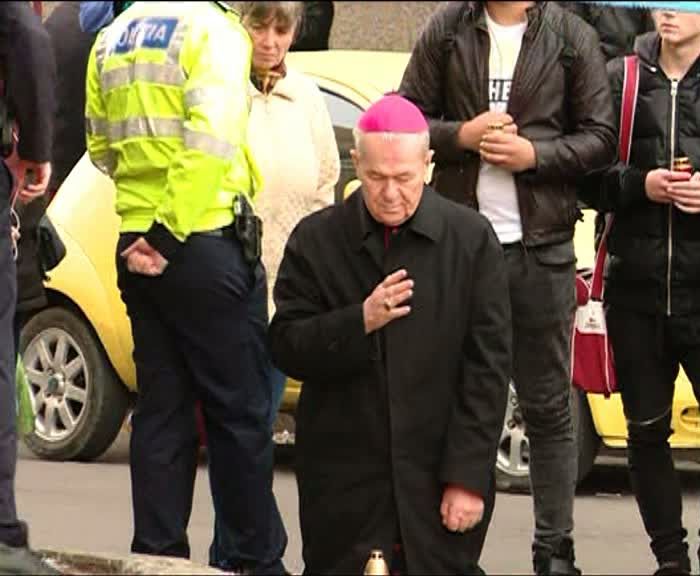 Şeful Bisericii Catolice, în genunchi la Colectiv:Să ne fie ruşine, n-am schimbat nimic în 25 de ani