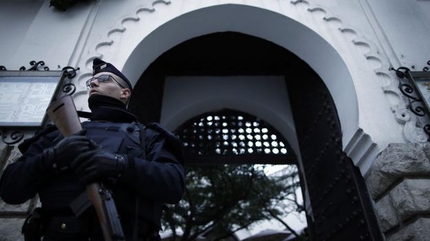 Atentate teroriste Paris. Franţa ia primele măsuri: moscheile care predică ura vor fi închise