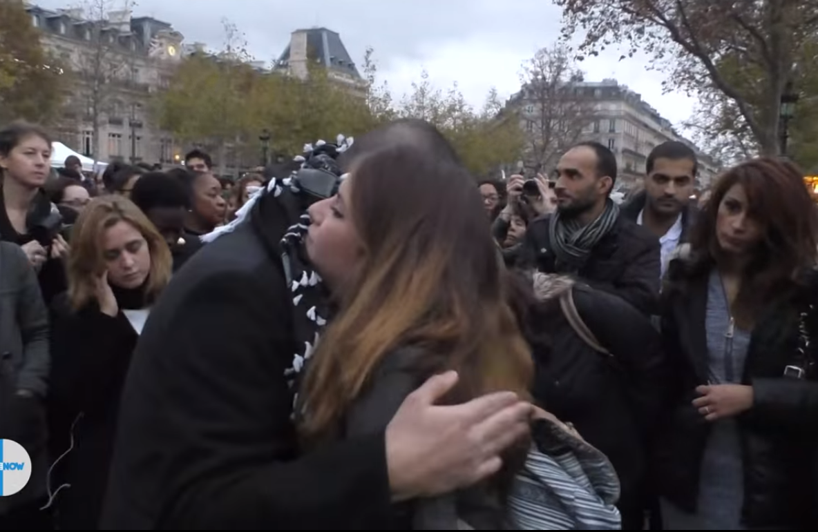 "Dacă aveţi încredere în mine, îmbrăţişaţi-mă!". Mesajul emoţionant unui musulman din Paris