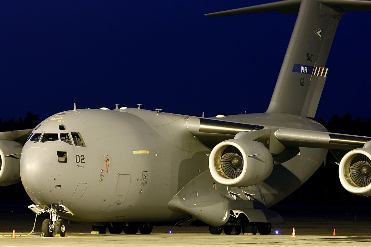 Cum arată în interior avionul NATO care a transferat în străinătate victimele din Colectiv