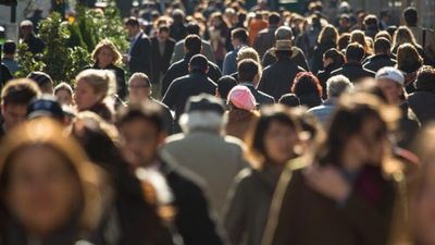 Românii, tot mai puţin şi mai bătrâni. Trăiesc în cele mai mici case din Uniunea Europeană