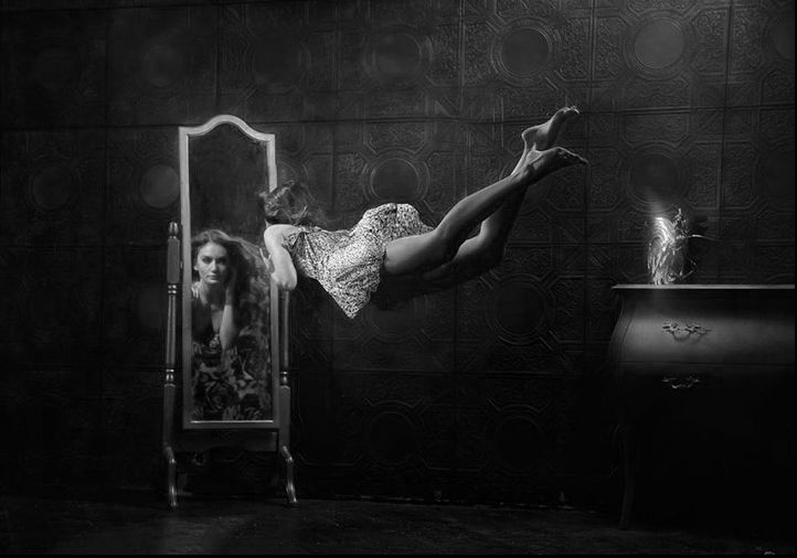 De ce nu este bine să te uiți noaptea în oglindă. Ce se întâmplă cu tine dacă faci asta?