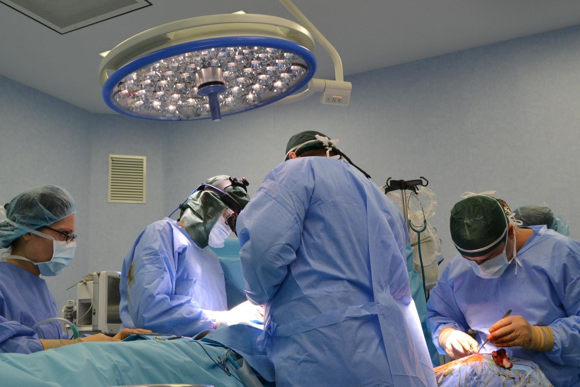 Răniţii din Colectiv revin în spitale. Prezintă complicaţii pulmonare