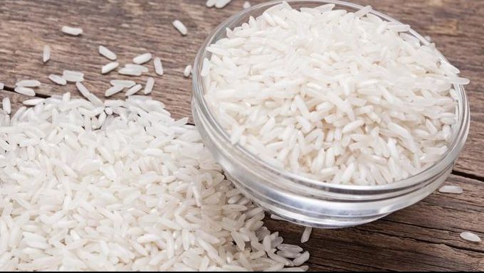 Leacul miraculos. Ce se întâmplă dacă mânânci câteva boabe de orez cred şi apoi bei apă