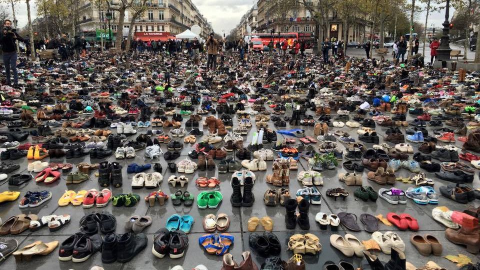 Mii de perechi de pantofi au invadat o piață din Paris. Ce simbolizează