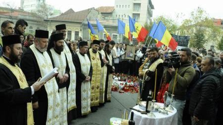 Parastas de nouă zile, în fața clubului Colectiv. 15 preoţi au oficiat slujba de pomenire