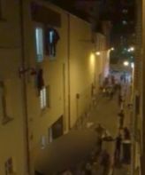 Teroare în Paris. O femeie însărcinată este ajutată să iasă pe geam. IMAGINI