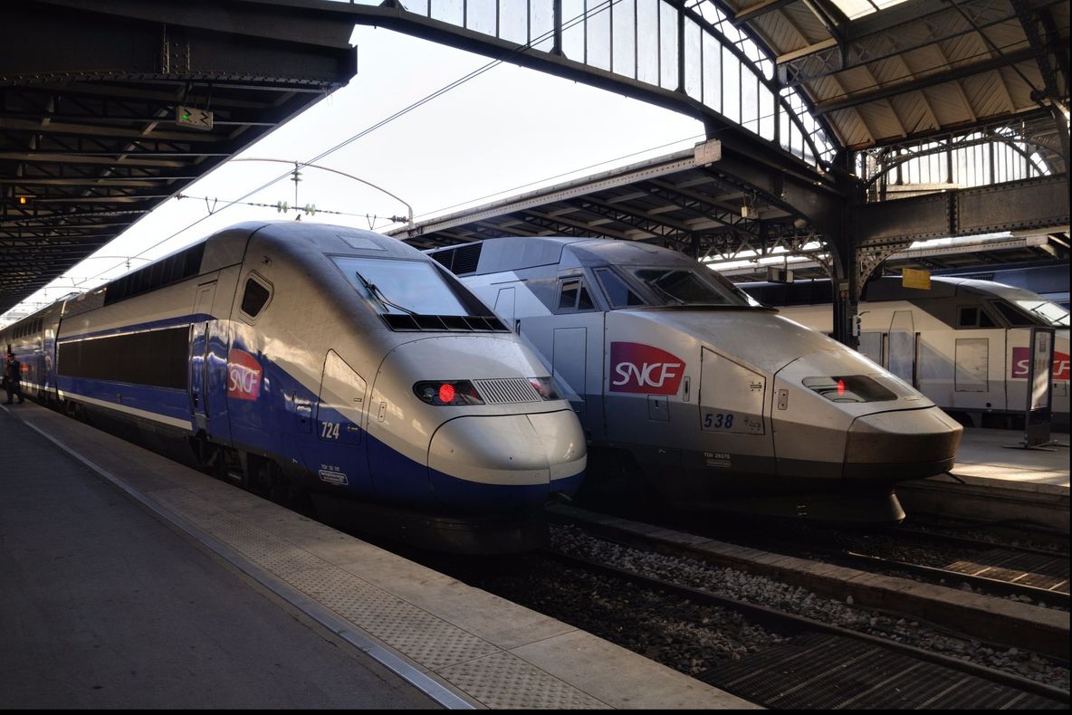 Traficul feroviar din Belgia, întrerupt din cauza unor cabluri incendiate în mod intenționat