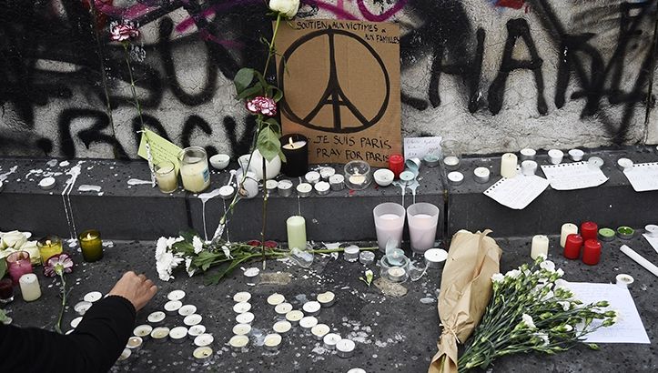 Reacţie dură pe Facebook, după tragedia din Paris: "Imbecili ce sunteţi. M-am săturat de voi"