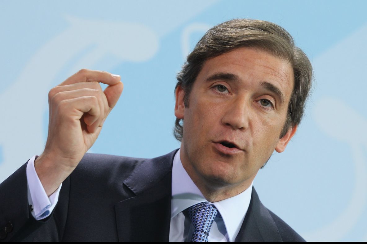 Guvernul Portugaliei, demis prin moțiune de cenzură. Fusese învestit în urmă cu doar 2 săptămâni