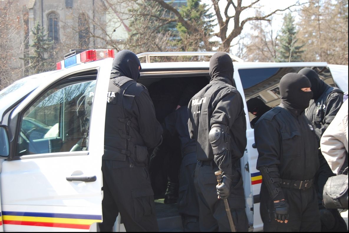 Percheziții la firme specializate în acordarea de împrumuturi. Sunt suspectate de înșelăciune