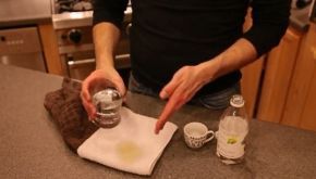 Cele mai bune metode de a curăţa petele de grăsime de pe haine