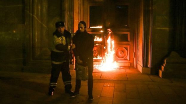 Un activist rus a incendiat intrarea în fostul sediu al KGB. Ce s-a întâmplat apoi