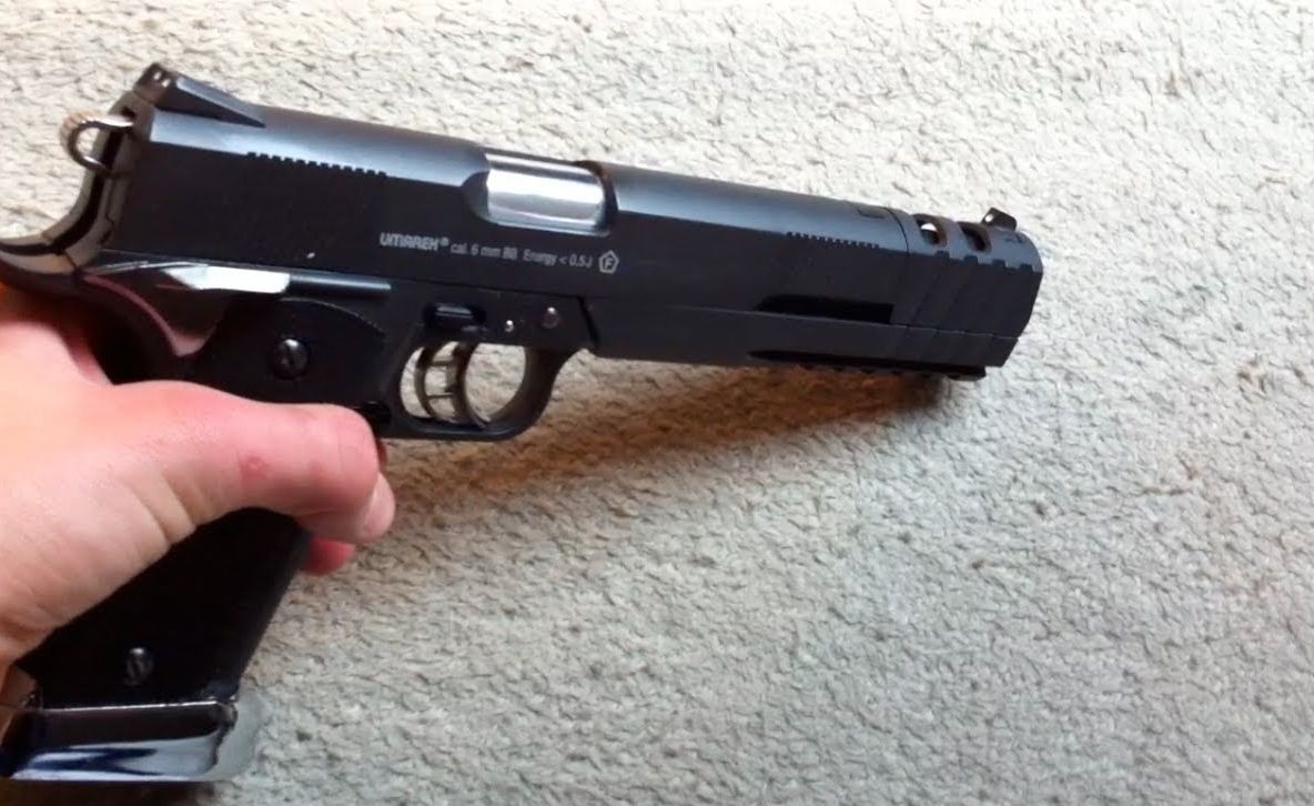 S-au tras focuri de armă într-un mall din România