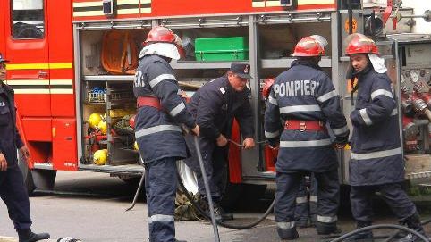 Incendiu pe o şosea din Adjud: Aproape 18 tone de hârtie, cuprinse de flăcări