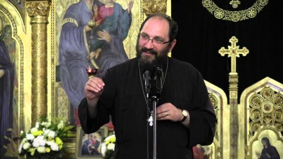 "În sutană şi cu crucea la gât", la un concert rock. Mesajul unui preot din Sibiu către tineri