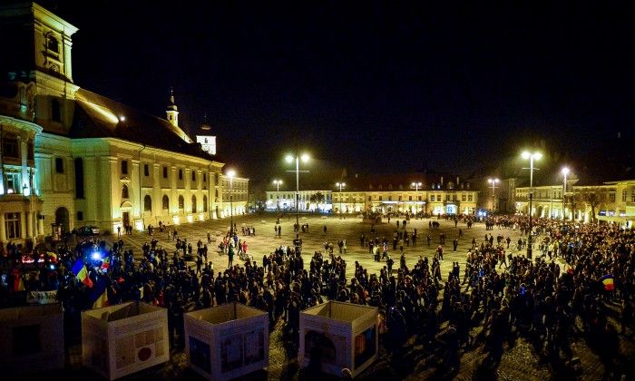 ”Președinte mut, asta nu am vrut!” Ce au scandat oamenii în Sibiu