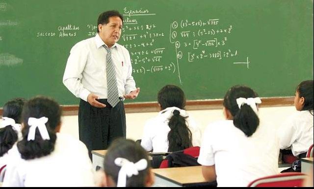 A fost filmat când își săruta eleva la ore. Ce a pățit profesorul după ce a fost descoperit