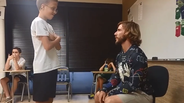 Gest impresionant al unui profesor. Ce face în fiecare dimineață, pentru fiecare elev în parte