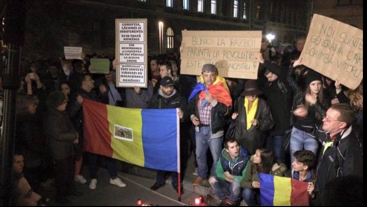Ce mesaje scandează românii la protestele din Bucureşti şi din ţară