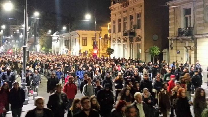Gest emoționant al protestatarilor din Capitală. Ce au făcut mii de oameni la finalul manifestației