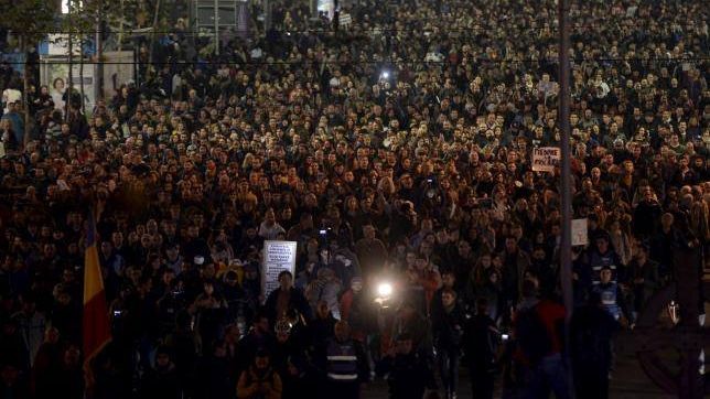 Mesajele lor au emoționat Facebook-ul. Ce scrie pe pancartele protestatarilor din București