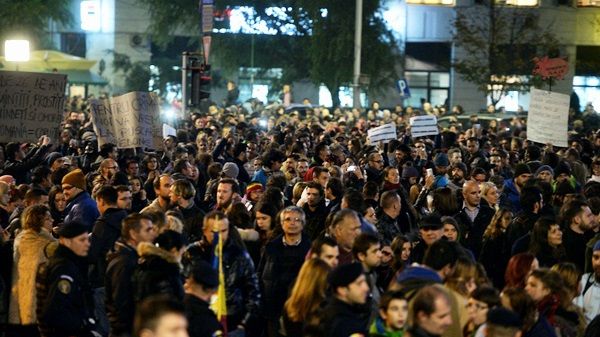 Au dat câte o foaie protestatarilor din București. Oamenii au plâns când au văzut ce scria pe ea