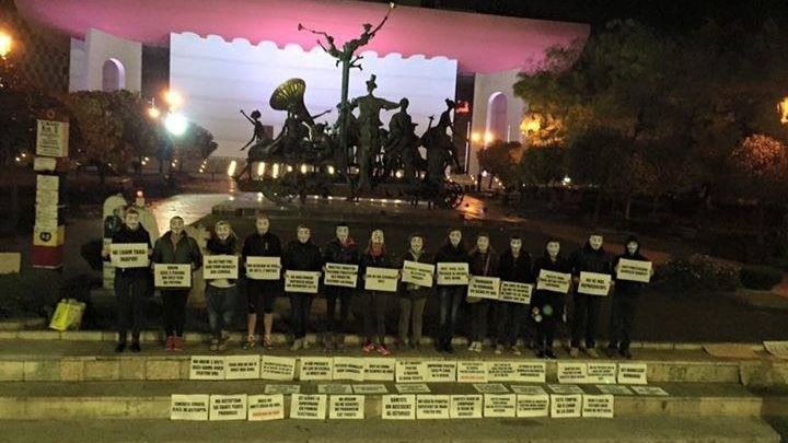 Protest atipic, la 4 dimineața, în Piața Universității. Ce scria pe pancartele manifestanților