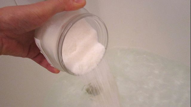 Adaugă sare în apa în care speli rufele și vei fi uimită de rezultat