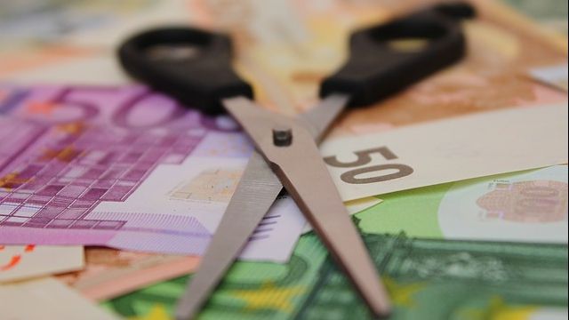 O femeie de 85 de ani s-a răzbunat pe rude: a distrus 1 milion euro înainte să moară