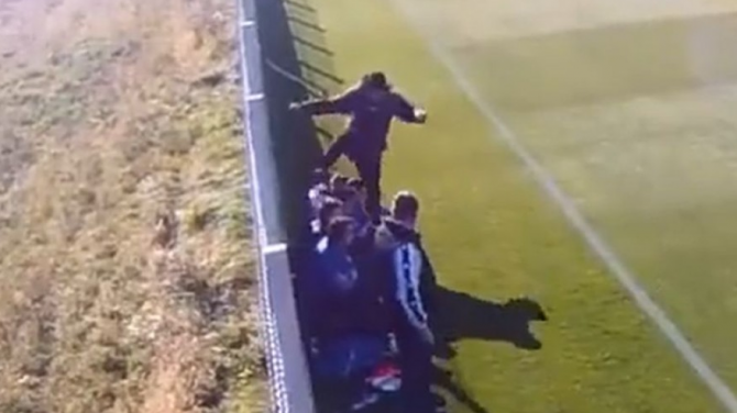 Ce riscă antrenorul care a bătut un fotbalist. Decizia luată de familia copilului agresat