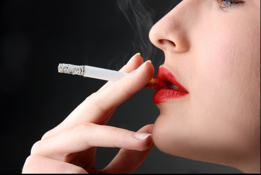 Oraşul unde nu mai ai voie să fumezi nici în casa ta. Ce riscă cei care încalcă interdicția