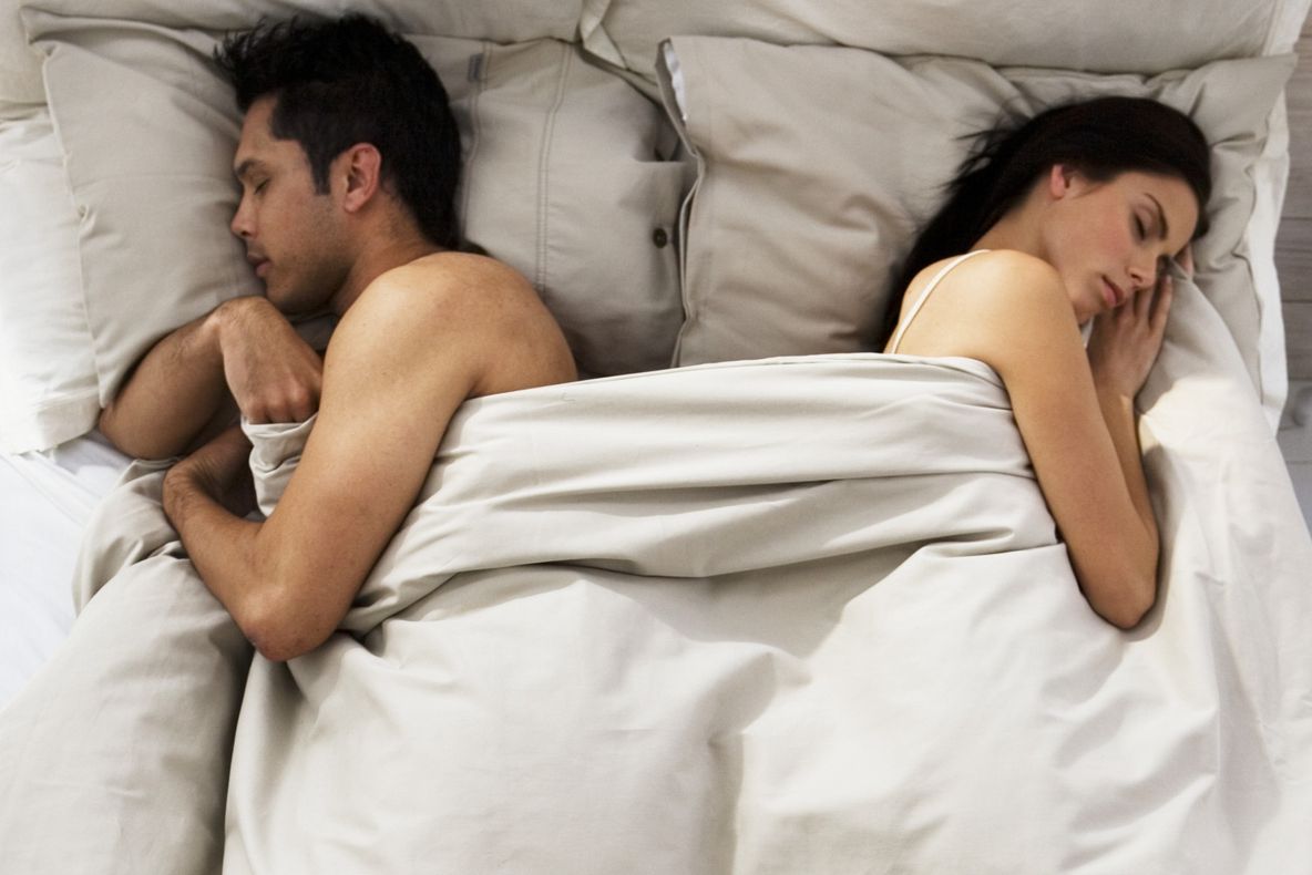 Pe ce parte a patului dormi? Află ce spune asta despre atitudinea ta în relaţia de cuplu