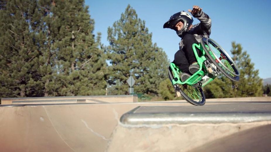 Este imobilizat într-un scaun cu rotile, dar ce reuşeşte să facă e uluitor. Clipurile lui sunt viral