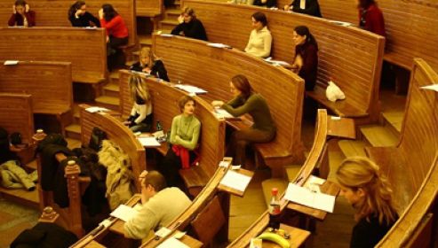 Studenţii români spun că au nevoie de mai multe stagii de practică, arată un studiu