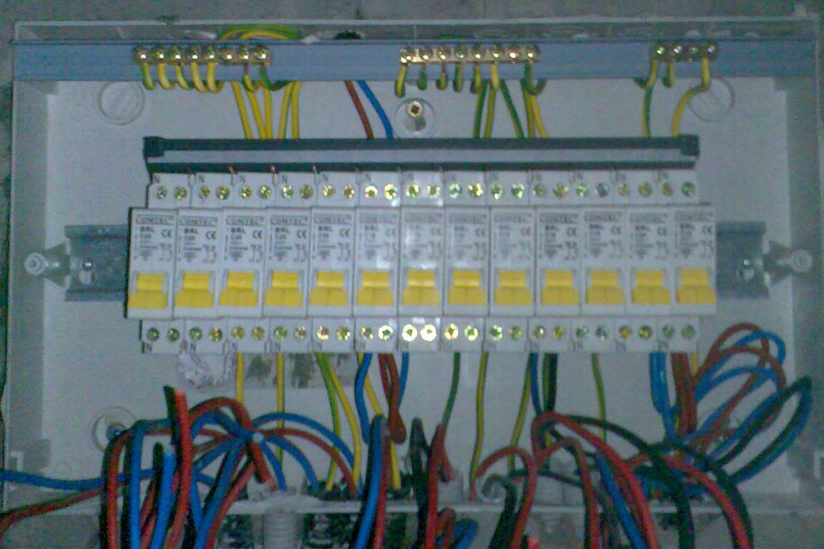 Intervențiile neautorizate la cabluri și tablouri electrice, risc de accidente mortale