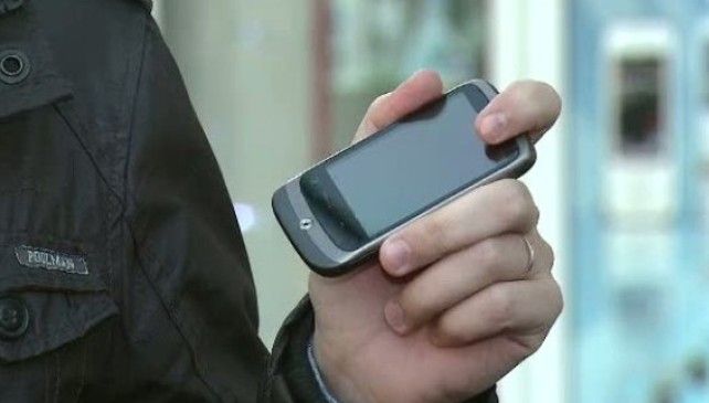 Studiu alarmant. Ecranul telefonului, de 30 de ori mai mulţi microbi, faţă de vasul de WC