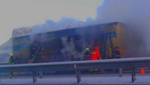 Trafic restricţionat pe autostrada Soarelui. Un tir a luat foc 