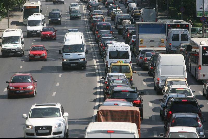 Un alt gigant auto are probleme. Mașinile au luat foc în trafic