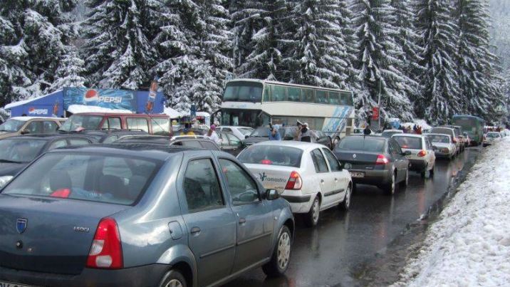 Aglomeraţie mare pe DN 1, în zona staţiunilor montane. Capcane pentru șoferi în stațiuni