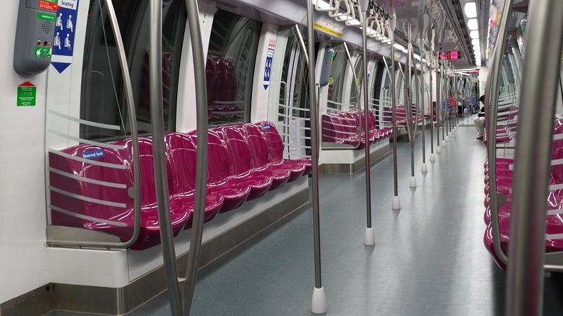 A încremenit când a văzut cine stătea lângă ea în tren și a anunțat polițiștii. Aceștia au râs 