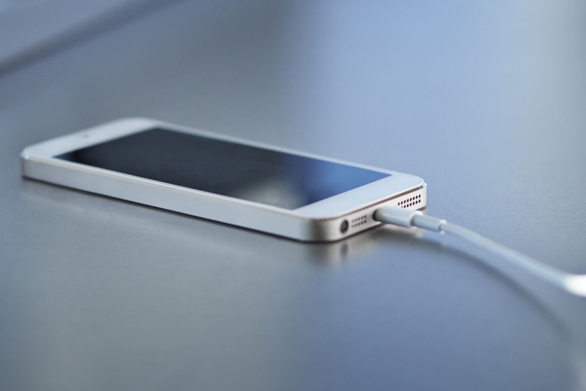 Ce se întâmplă, de fapt, dacă vorbeşti la telefonul mobil cât timp este la încărcat 