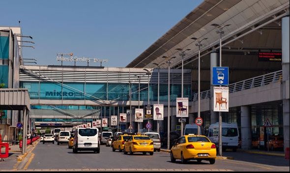 Alertă pe aeroportul din Istanbul. 8 suspecți ISIS, arestați după ce s-au dat drept refugiați